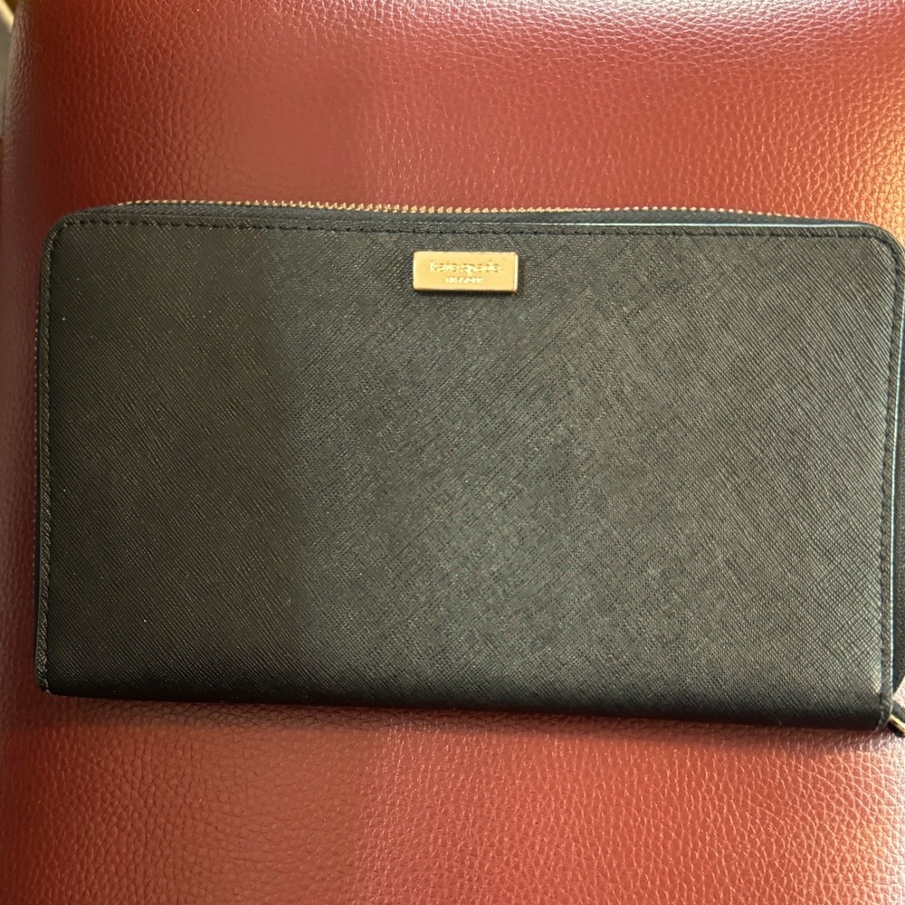 Awesome Kate Spade Travel Wallet ♥️